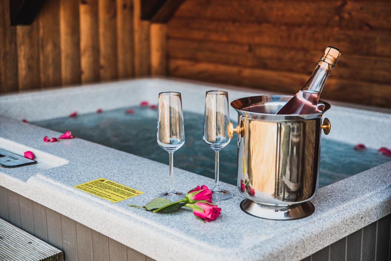 Wooden Cabin Zurej With Hot Tub Bukovje v Babni Gori エクステリア 写真